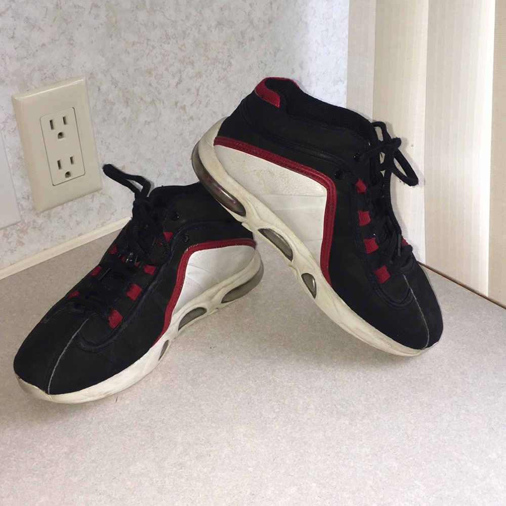 Shaq sneakers size 2.5 black red white